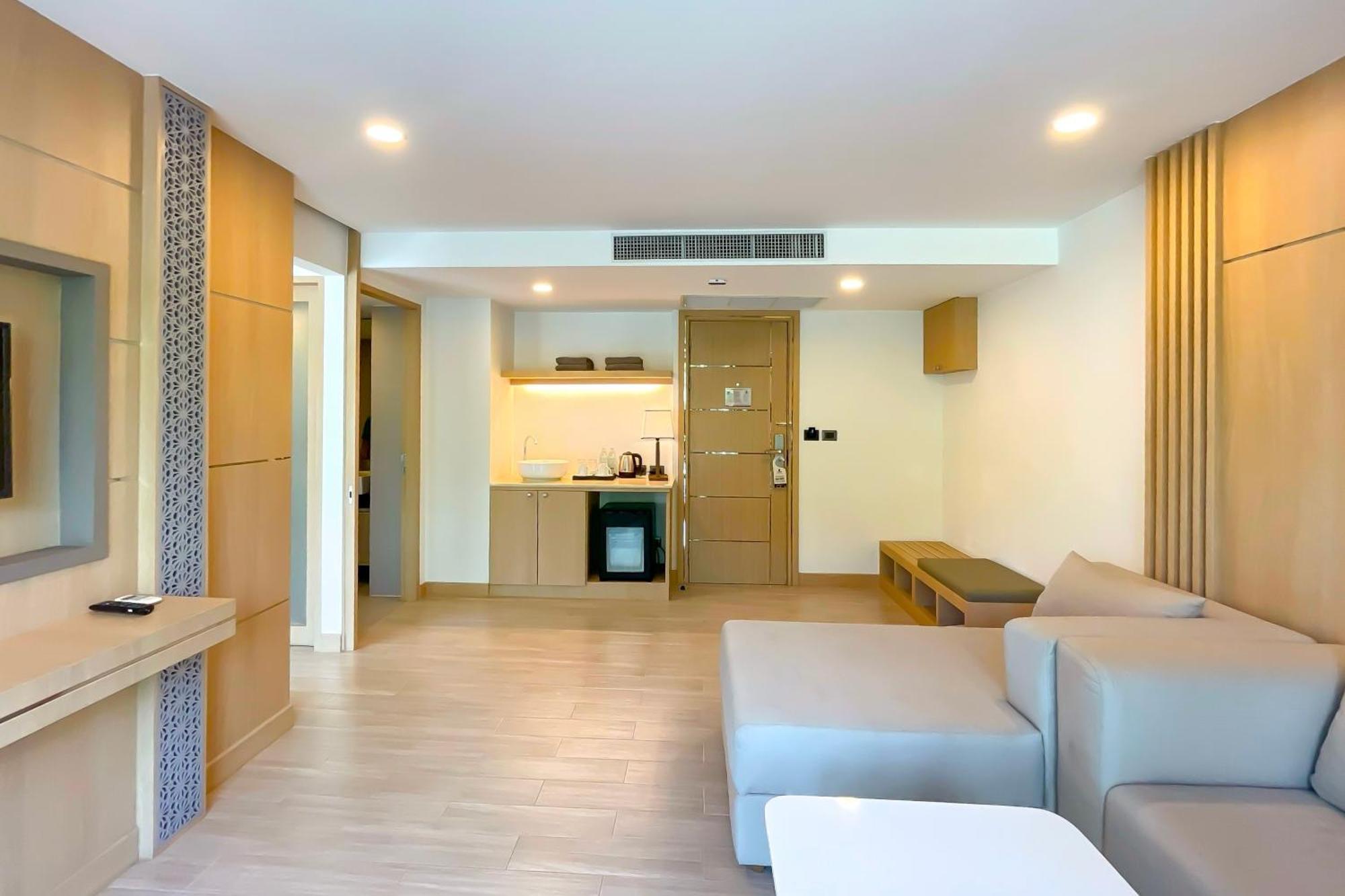 Clarian Hotel Beach Patong 외부 사진