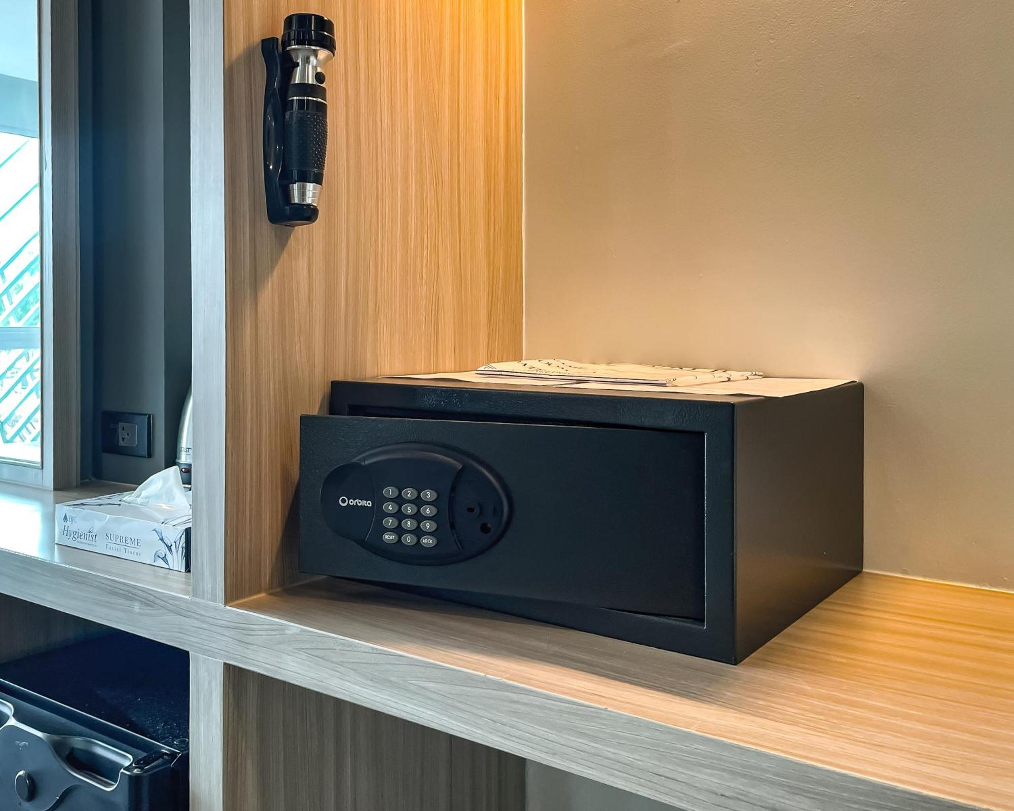 Clarian Hotel Beach Patong 외부 사진