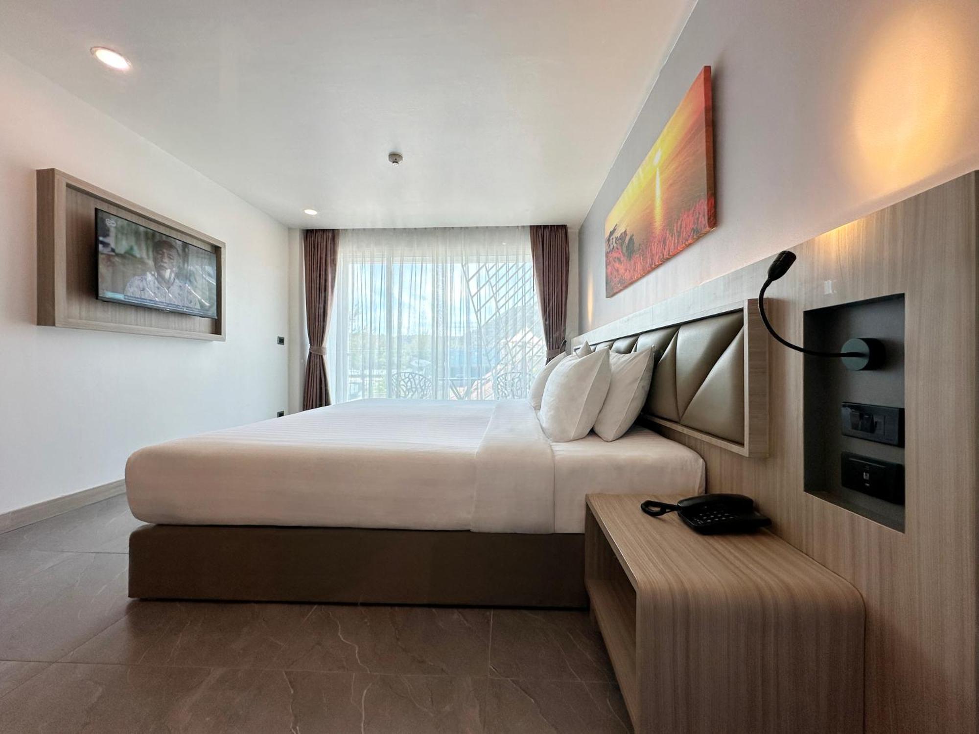 Clarian Hotel Beach Patong 외부 사진