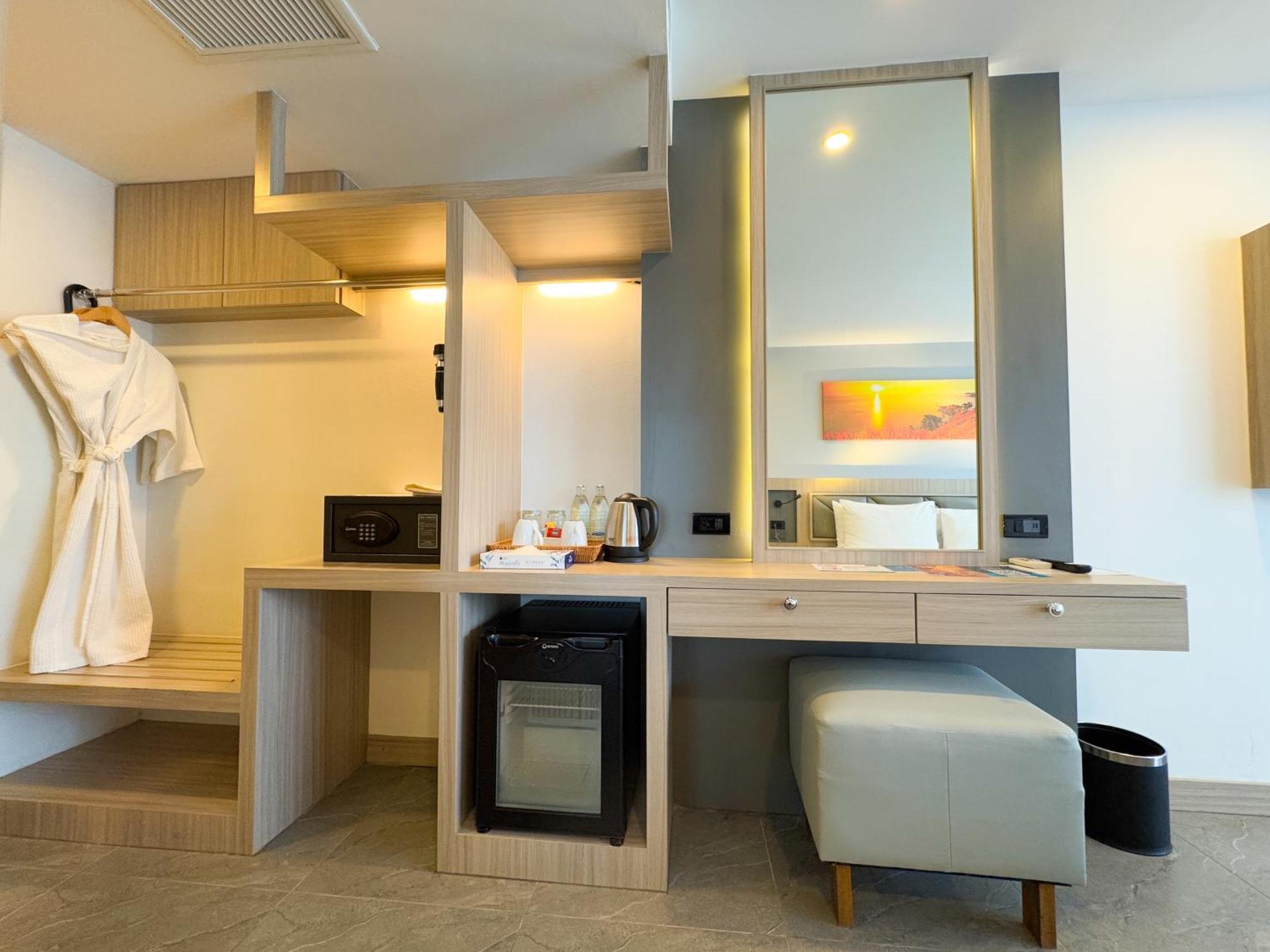 Clarian Hotel Beach Patong 외부 사진