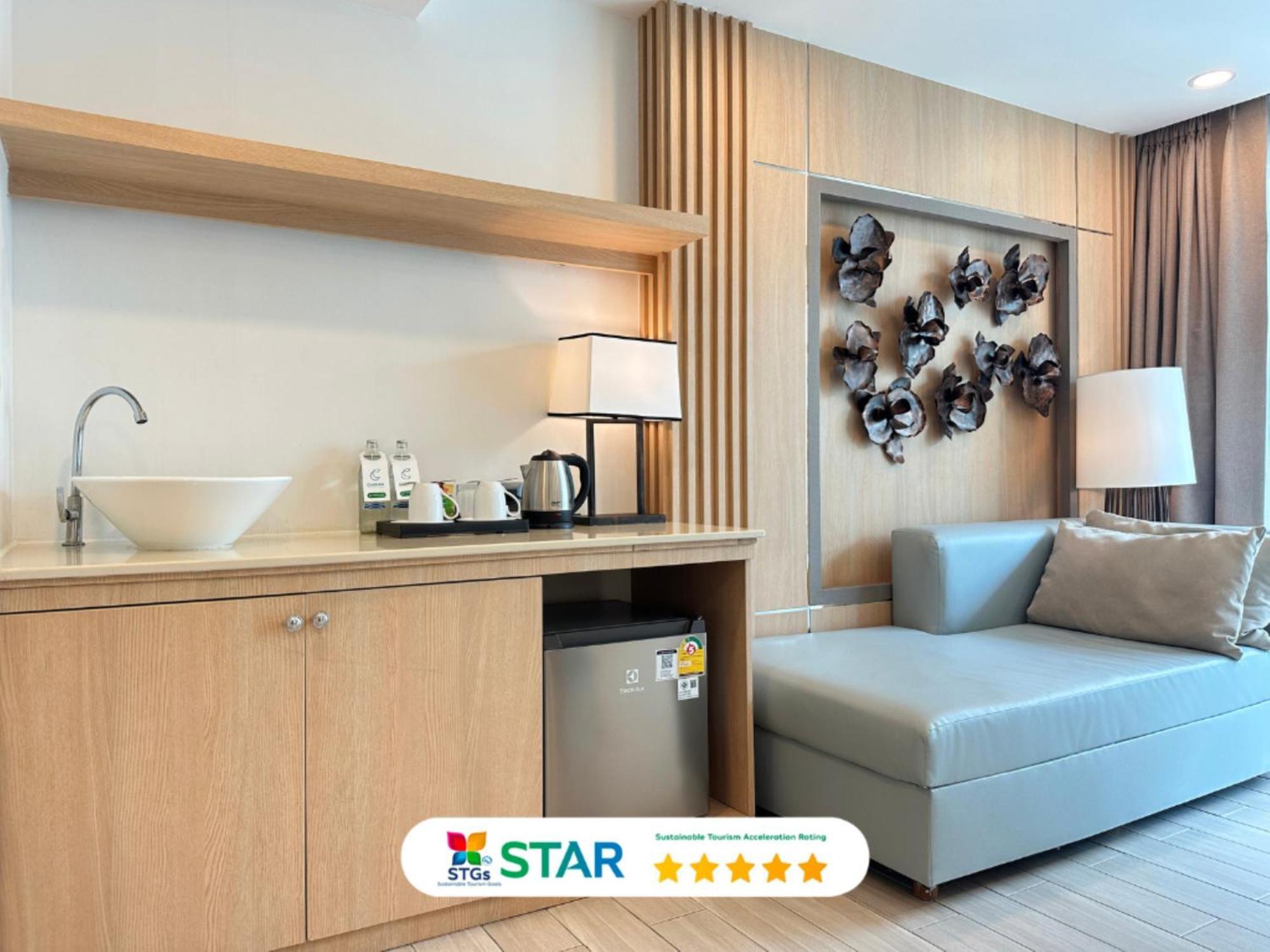 Clarian Hotel Beach Patong 외부 사진