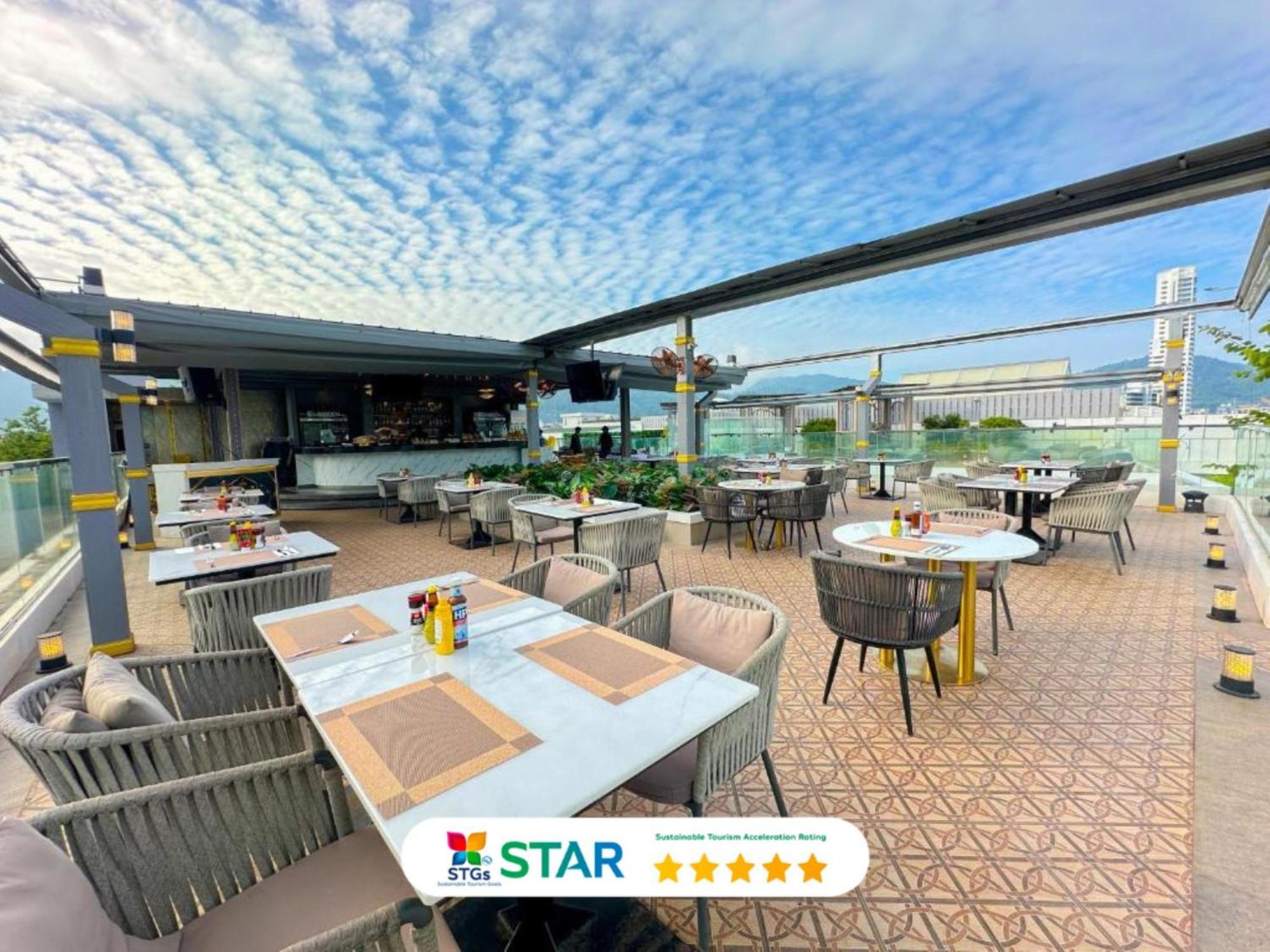 Clarian Hotel Beach Patong 외부 사진