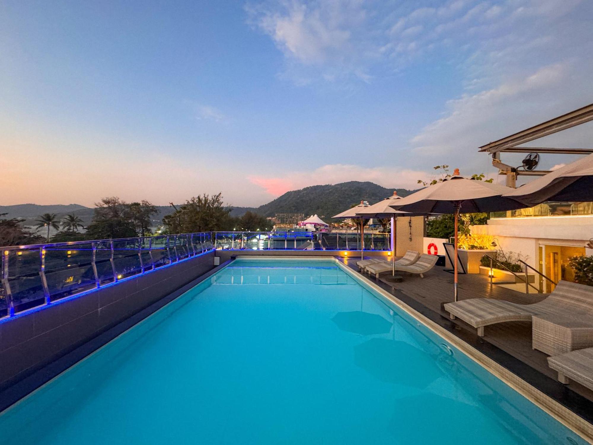 Clarian Hotel Beach Patong 외부 사진