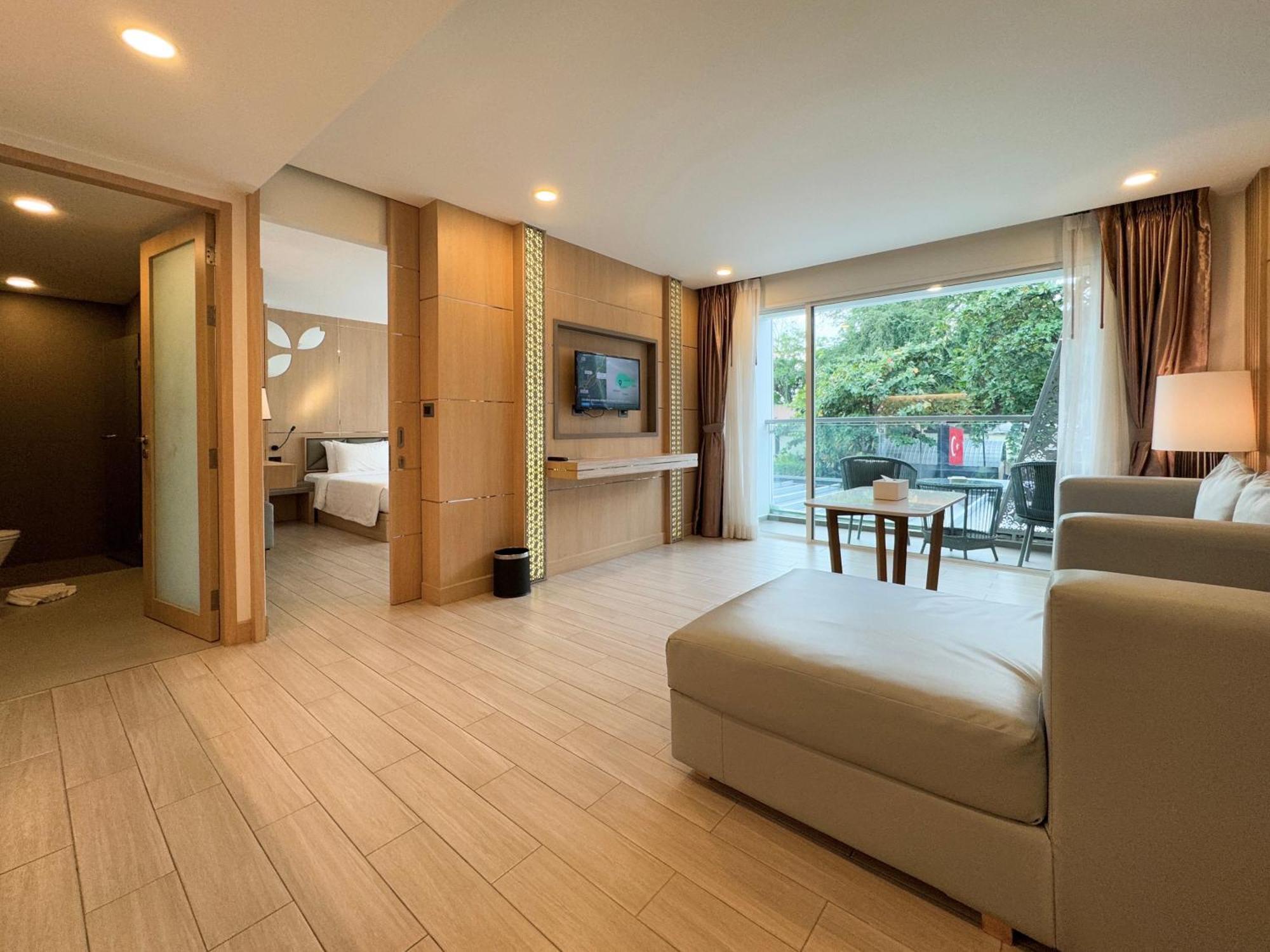 Clarian Hotel Beach Patong 외부 사진