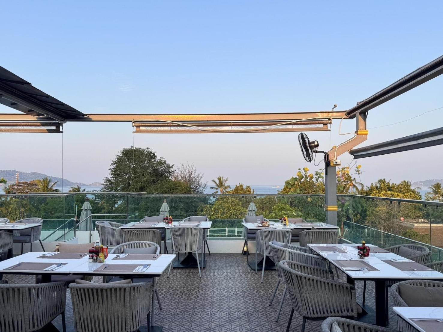 Clarian Hotel Beach Patong 외부 사진