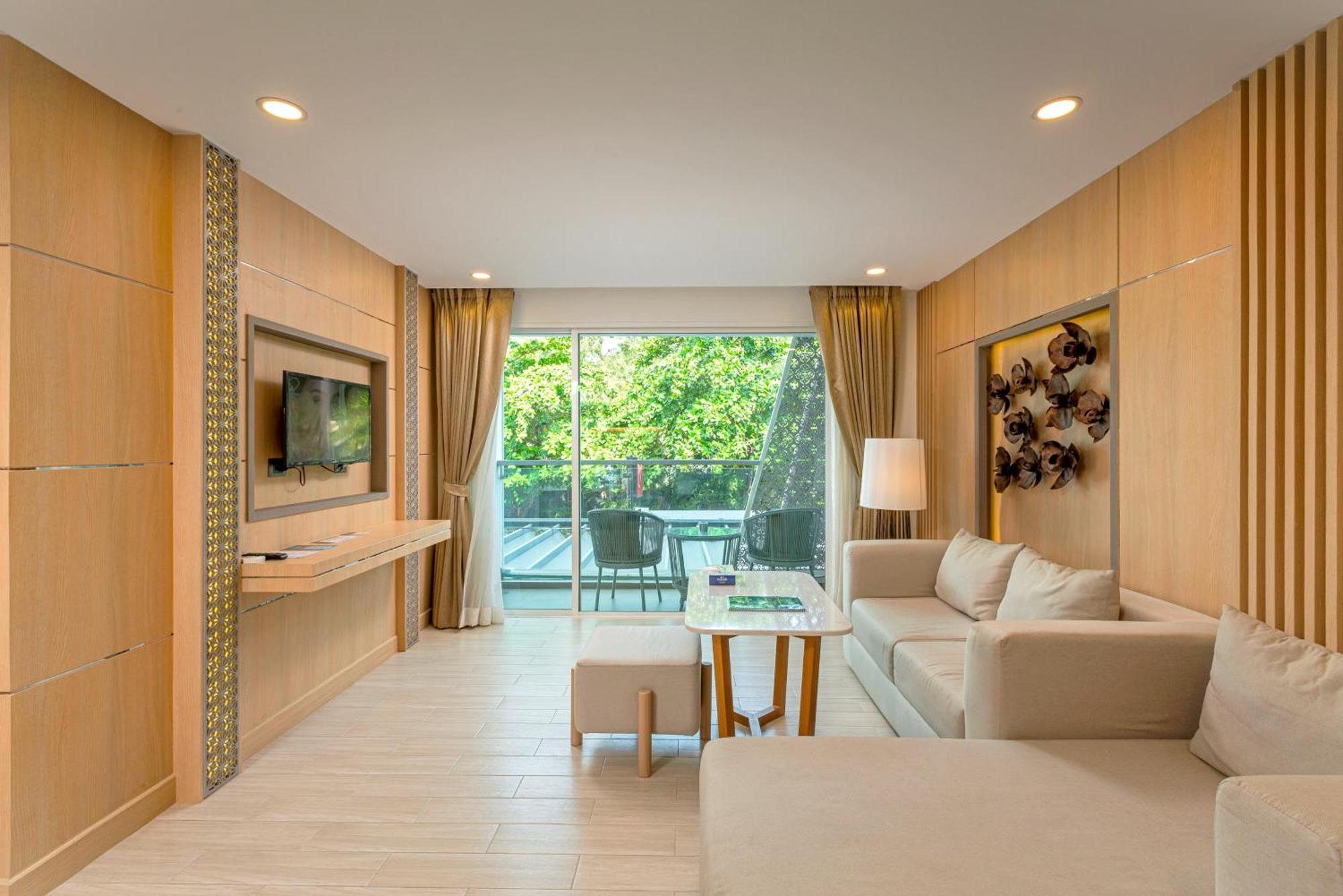Clarian Hotel Beach Patong 외부 사진